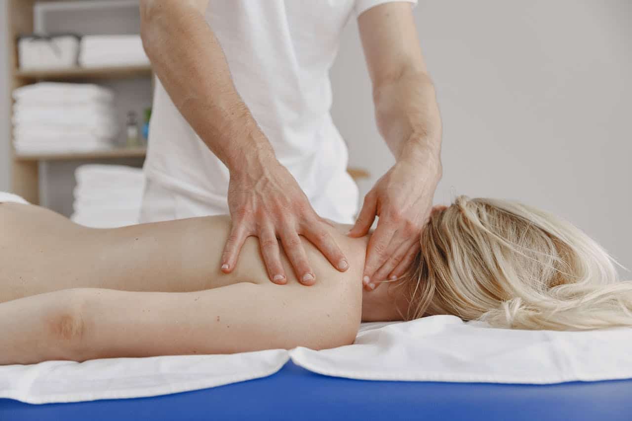 Masaż leczniczy karku – terapia manualna